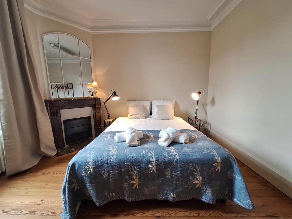 Bed, Photo of the whole room, Bedroom, towels