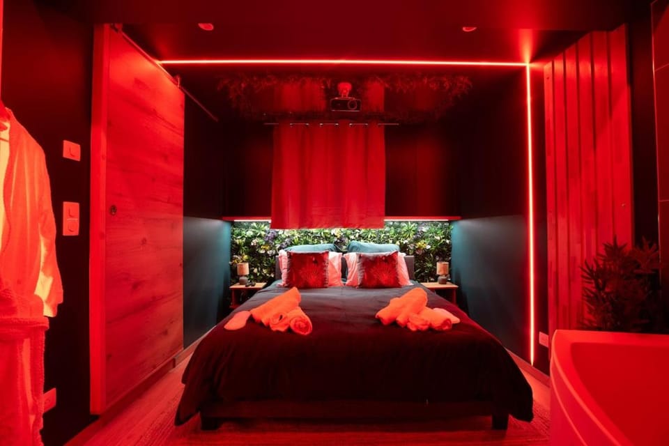 Bed, Photo of the whole room, Bedroom