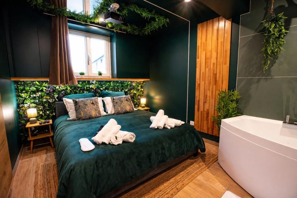 Bed, Bedroom, towels