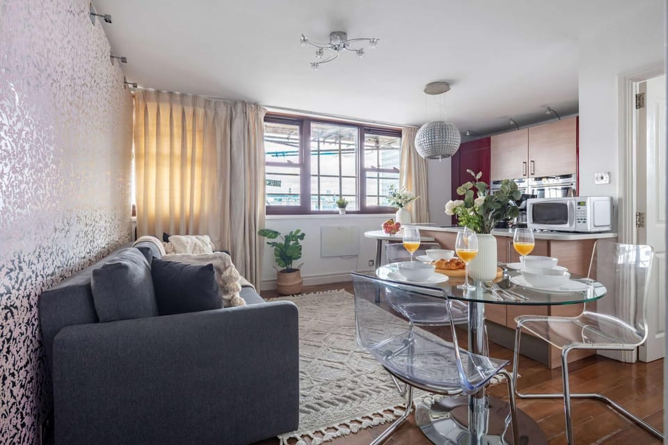 Coffee/tea facilities, Kitchen or kitchenette, Living room, Food and drinks, Seating area, Dining area, Food