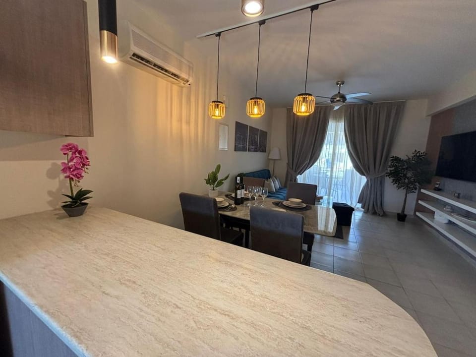 Royal-Blue Gem Apartment in Paphos