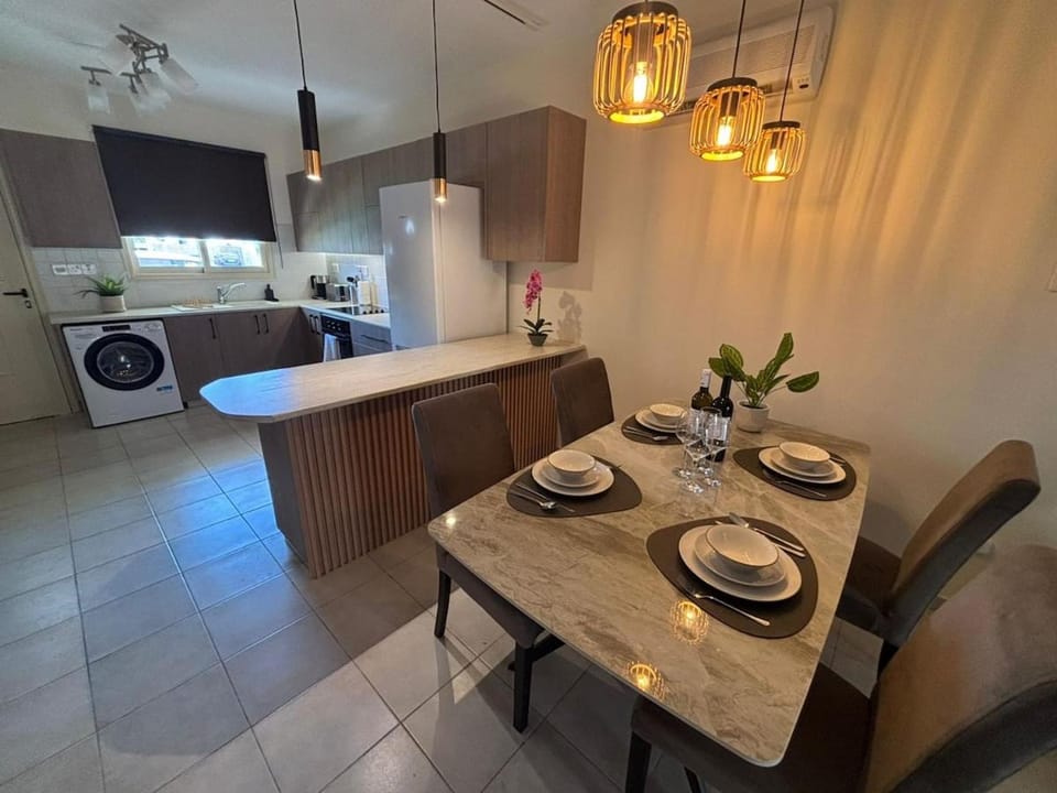 Kitchen or kitchenette, Dining area, stove