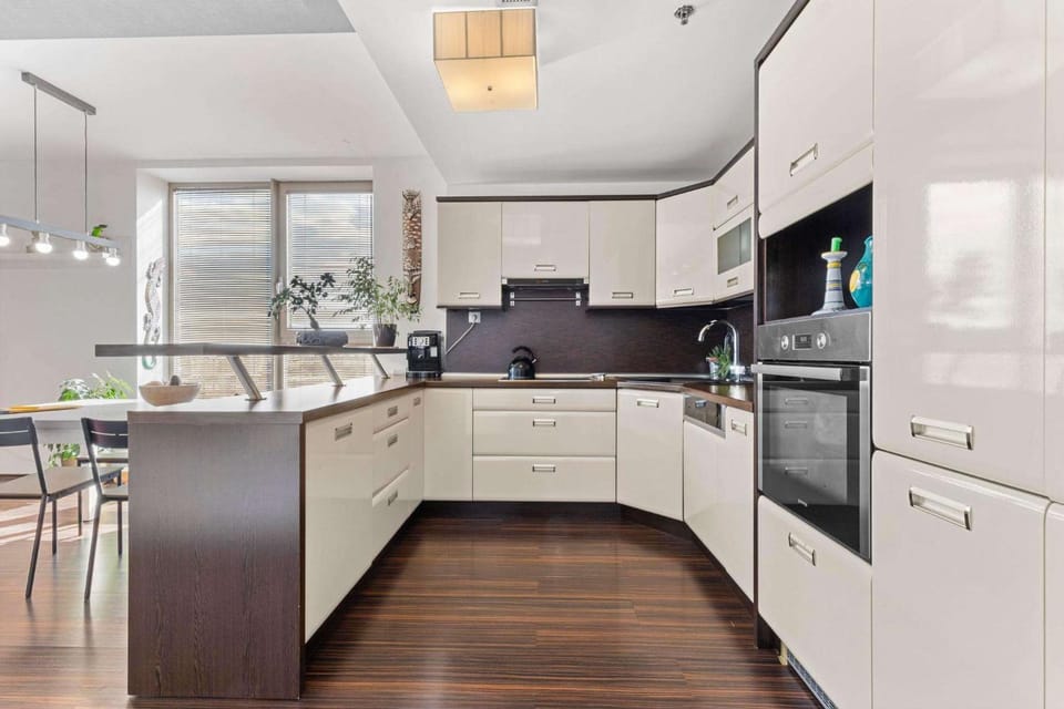Kitchen or kitchenette, Dining area, dishwasher, oven, pet friendly, stove