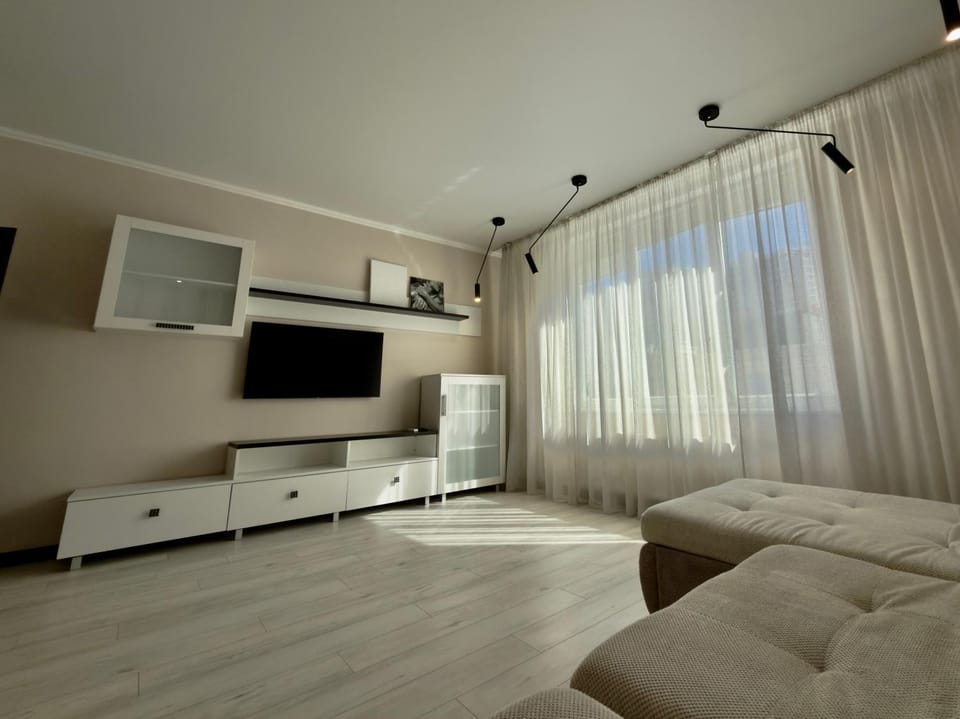 Communal lounge/ TV room, TV and multimedia, Living room, Seating area, Evening entertainment, air conditioner