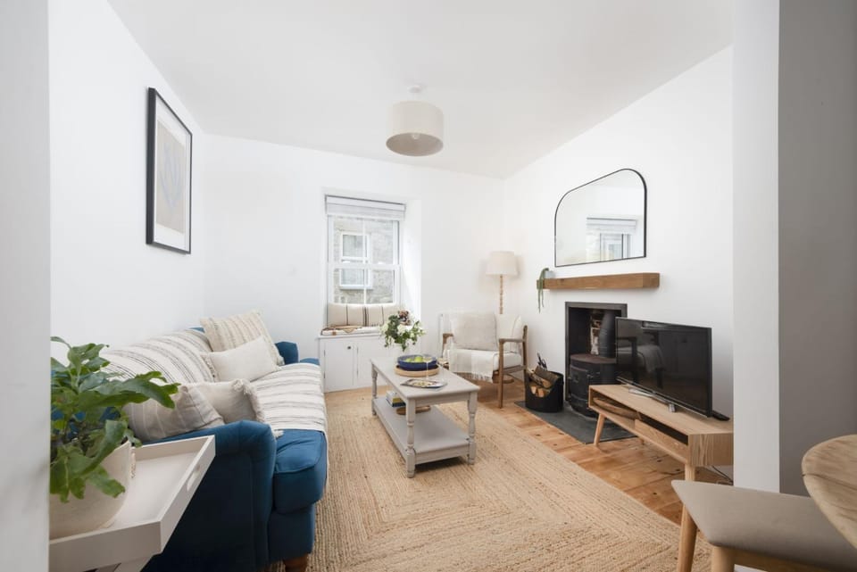 TV and multimedia, Living room, Seating area, fireplace, heating, internet
