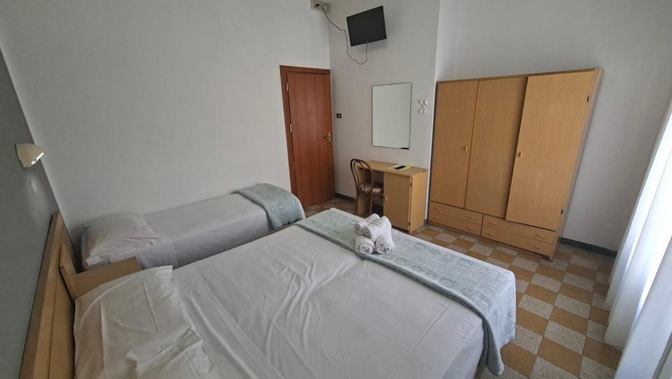 Bed, TV and multimedia, Photo of the whole room, Bedroom, towels, wardrobe