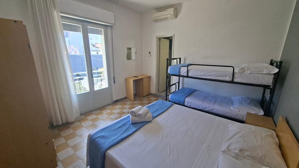 Bed, Photo of the whole room, Bedroom, air conditioner