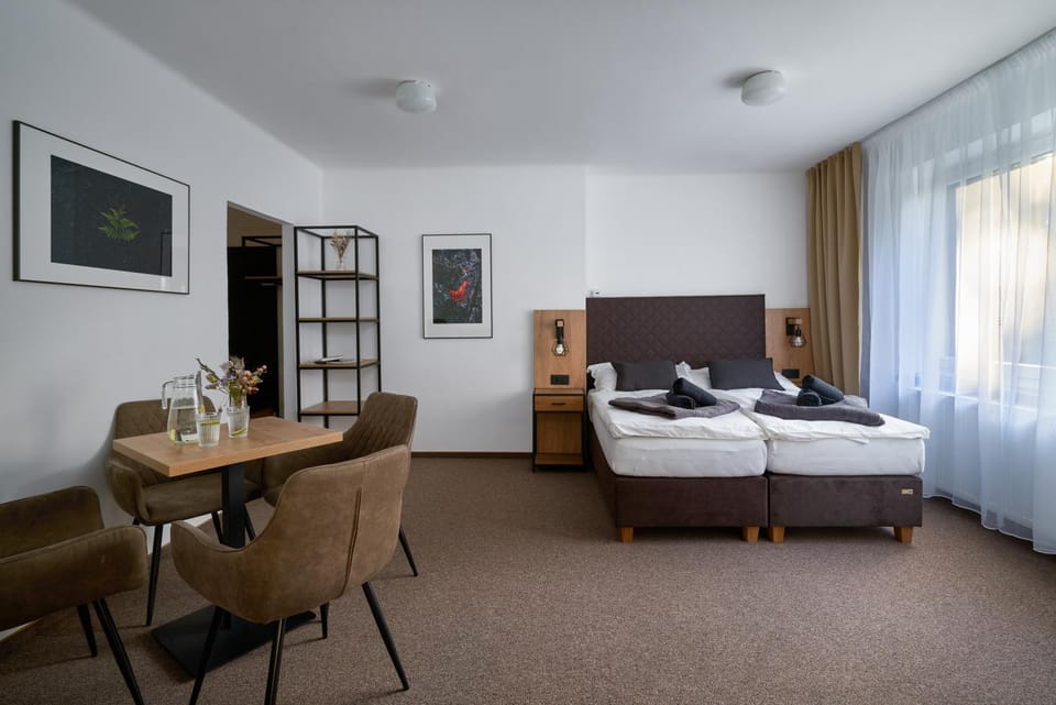 Bed, Photo of the whole room, Seating area, Bedroom