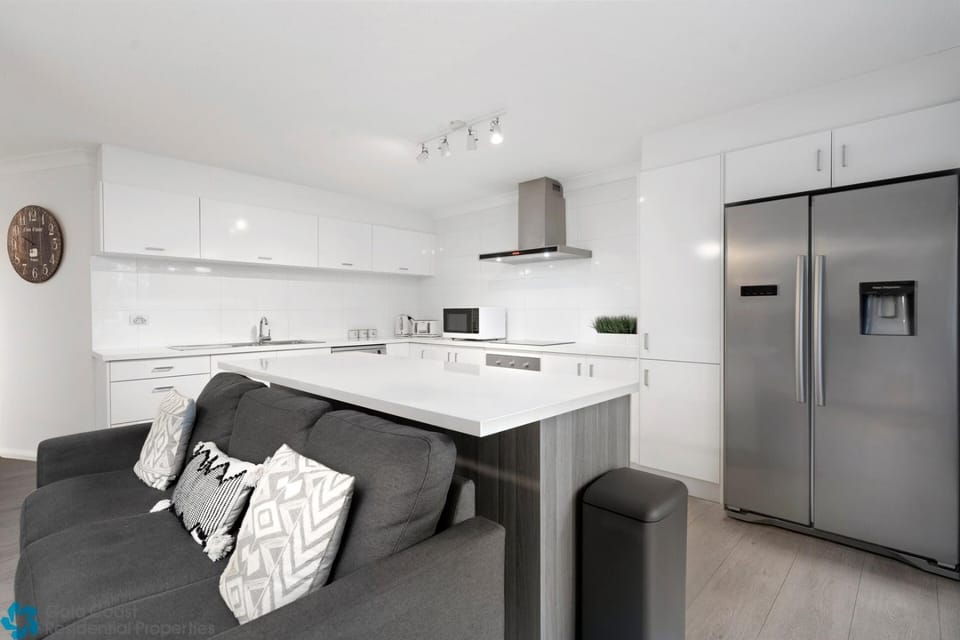 Location, Location...This seaside unit has it all Apartment in Surfers Paradise