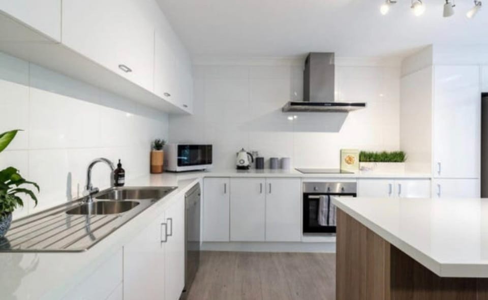 Location, Location...This seaside unit has it all Apartment in Surfers Paradise