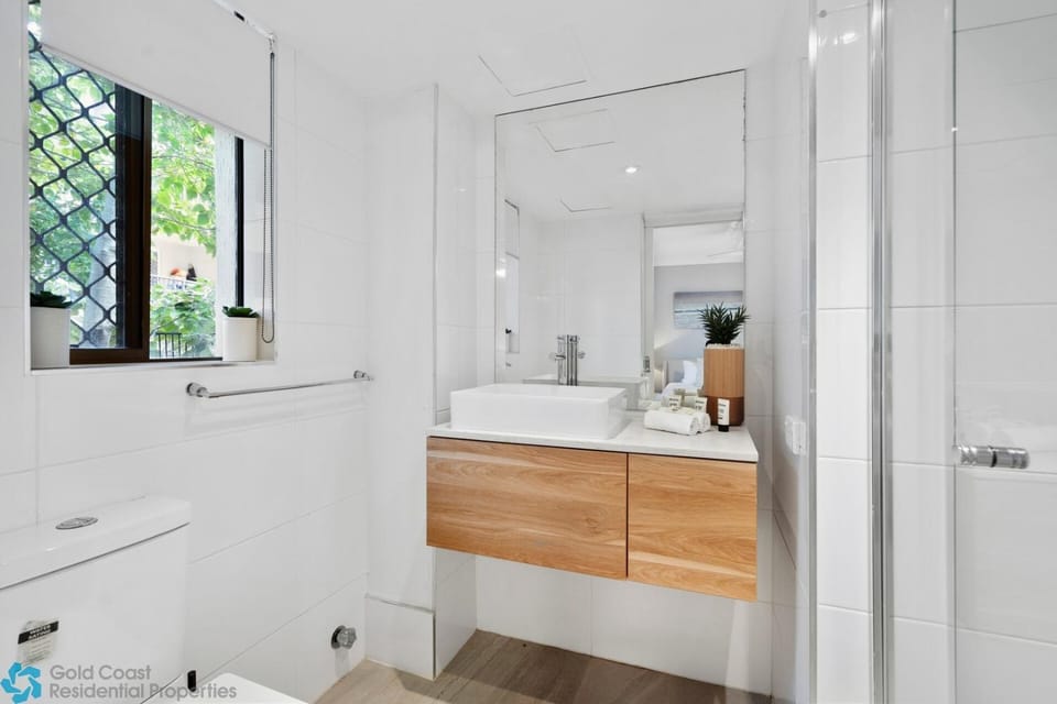 Location, Location...This seaside unit has it all Apartment in Surfers Paradise