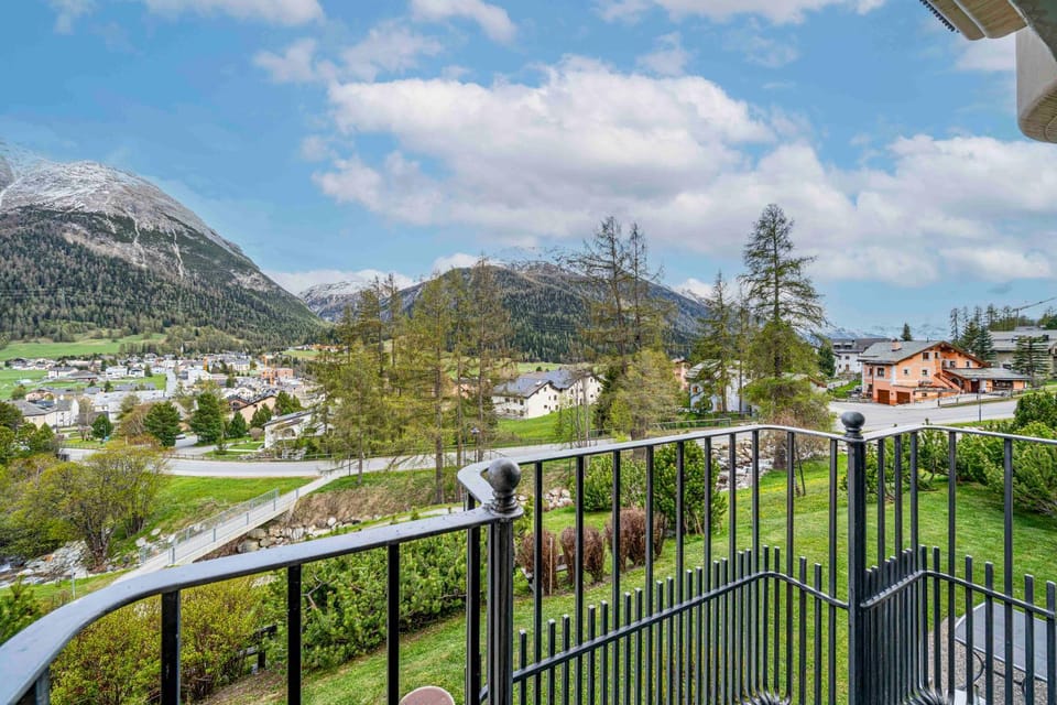 Casa elegante, vista panoramica, 4 camere, Chesa Saura Apartment in Canton of Grisons