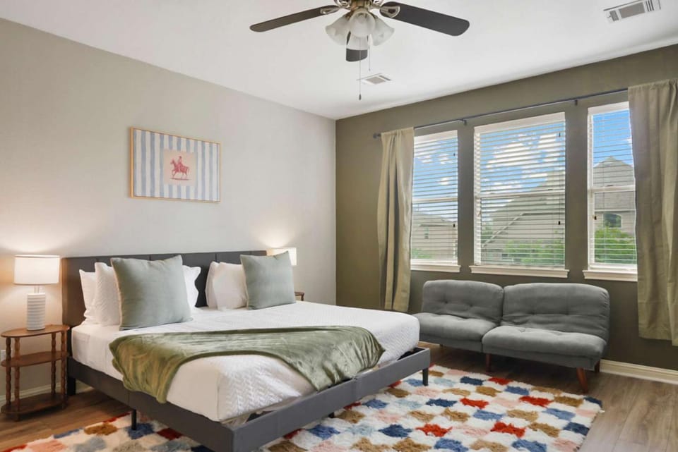 Cozy 5BR Getaway Pool Games Sleeps 18 House in Pflugerville