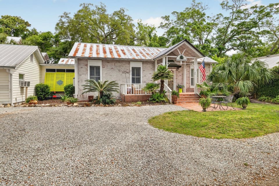 Spacious pet friendly large home with plunge pool! House in Saint Simons Island