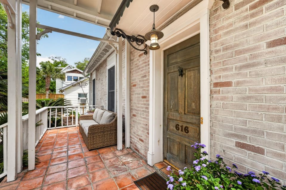 Spacious pet friendly large home with plunge pool! House in Saint Simons Island