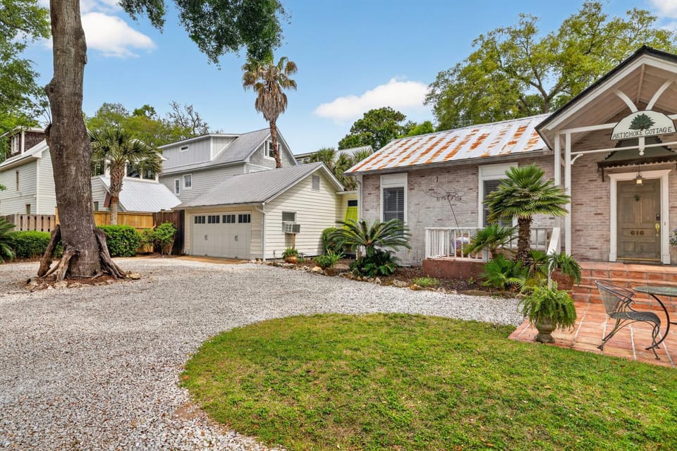 Spacious pet friendly large home with plunge pool! House in Saint Simons Island