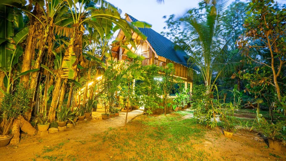 Property building, Day, Natural landscape, Garden, Garden view