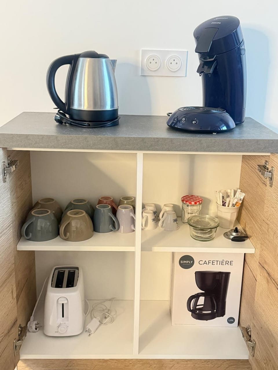 Coffee/tea facilities, toaster