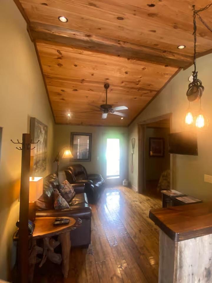 The Prospector Inn in Pickwick Lake