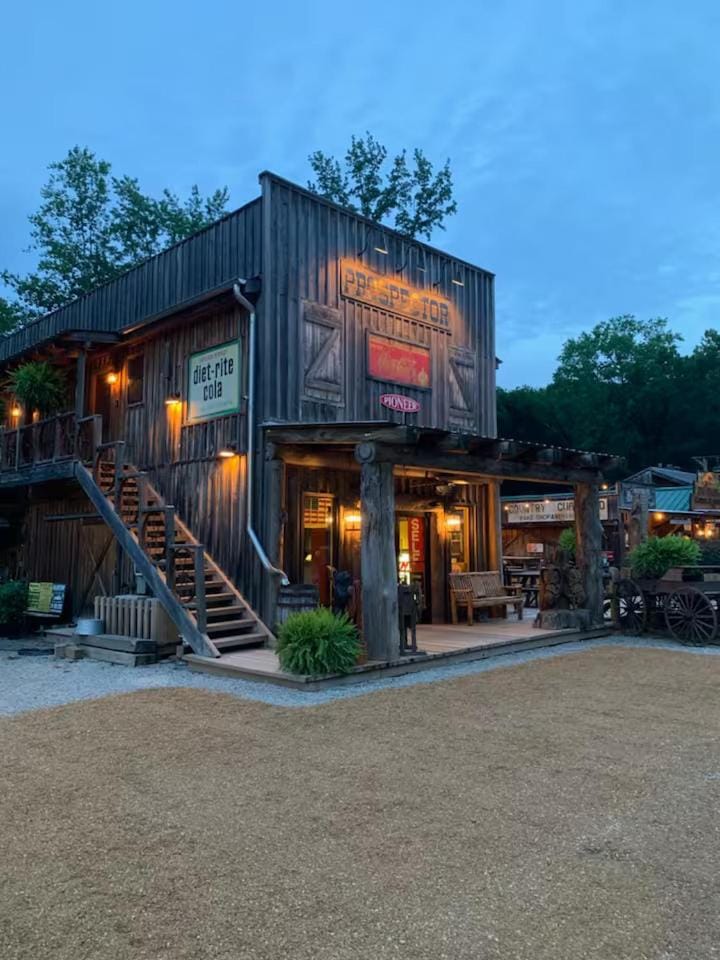 The Prospector Inn in Pickwick Lake