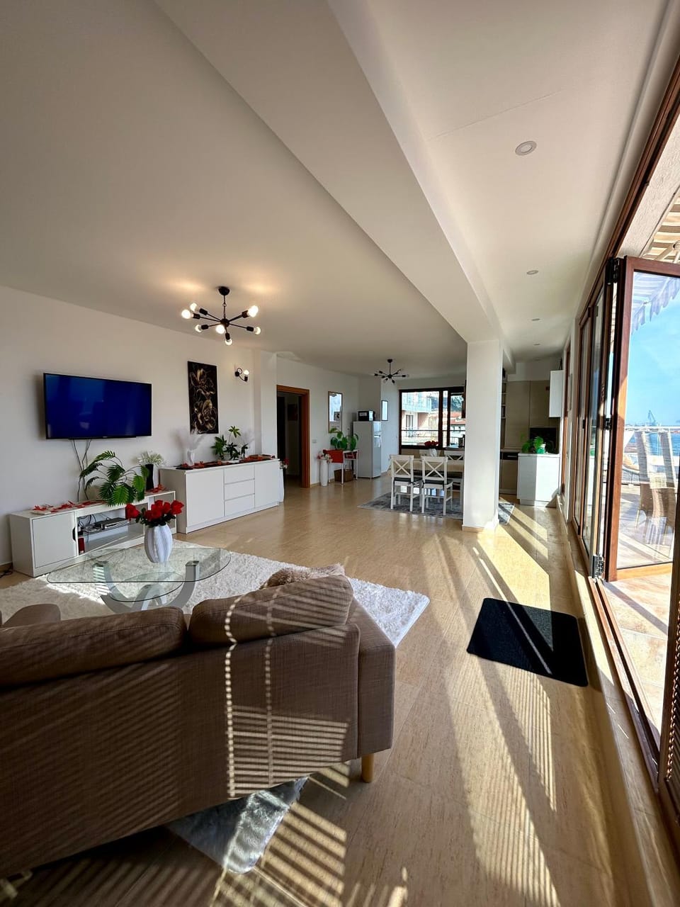 Communal lounge/ TV room, TV and multimedia, Living room, Seating area, Dining area