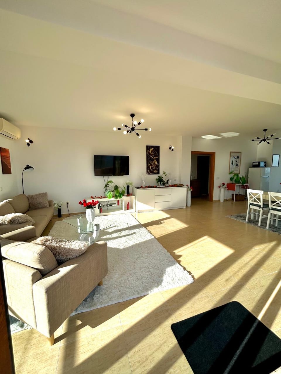 Communal lounge/ TV room, TV and multimedia, Living room, Seating area, Dining area