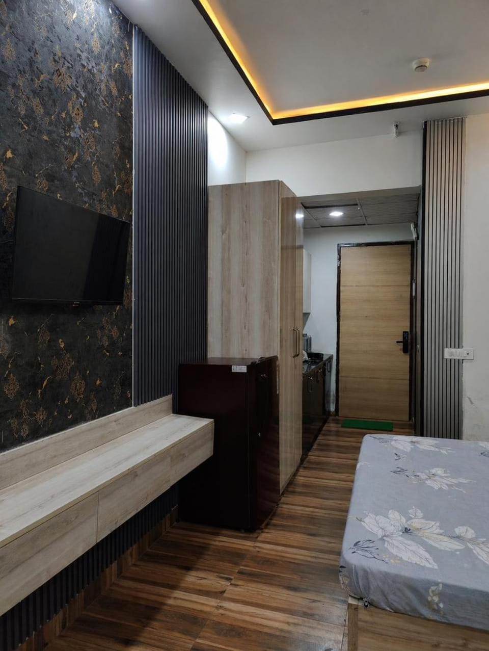 Photo of the whole room, wardrobe