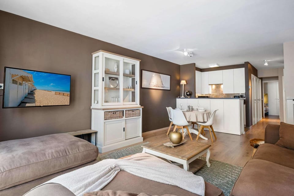 Stylish renovated 2-bedroom apartment in with garage Apartment in Knokke-Heist