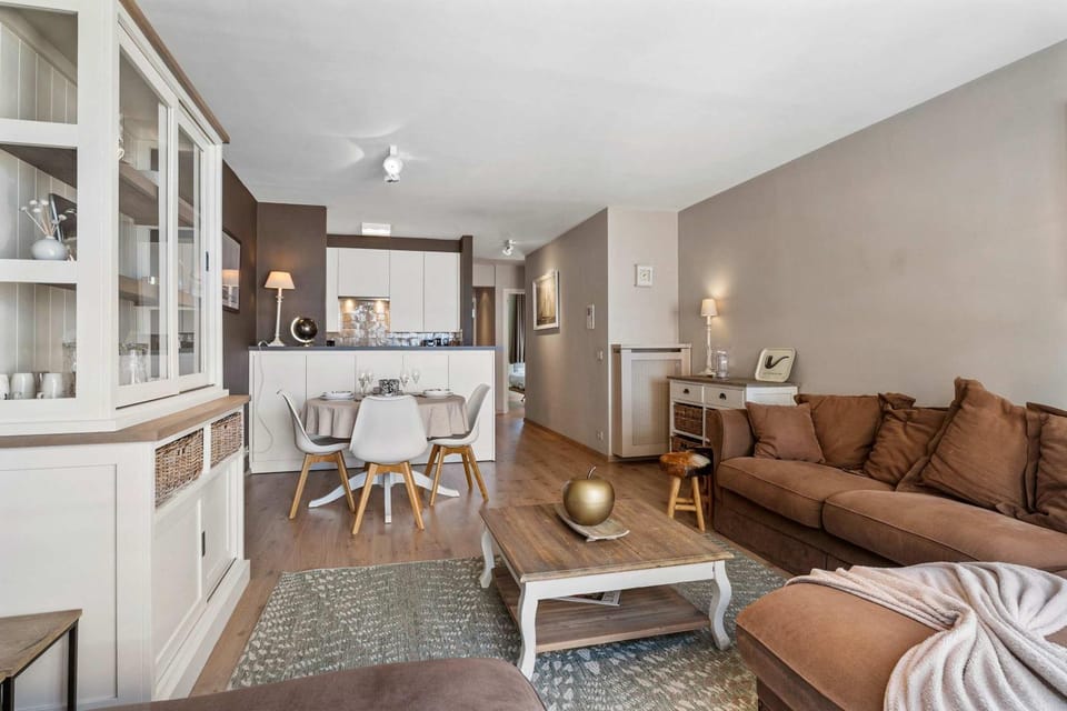 Stylish renovated 2-bedroom apartment in with garage Apartment in Knokke-Heist