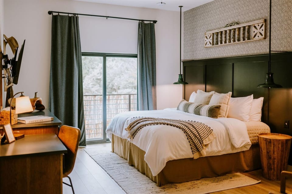 Bed, TV and multimedia, Bedroom