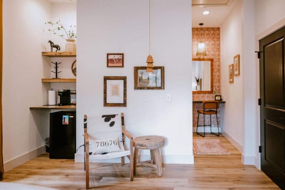 Seating area, minibar