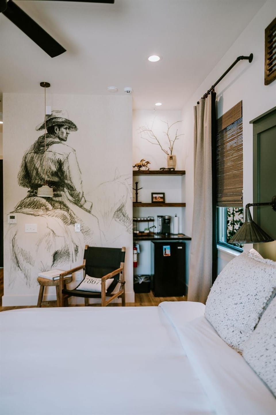 Bed, Decorative detail, Seating area, Bedroom