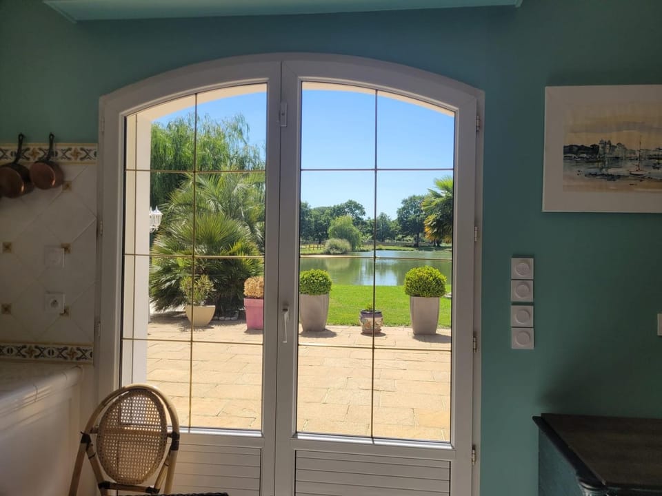 Villa avec piscine intérieure au calme de la campagne Bed and Breakfast in Pays de la Loire
