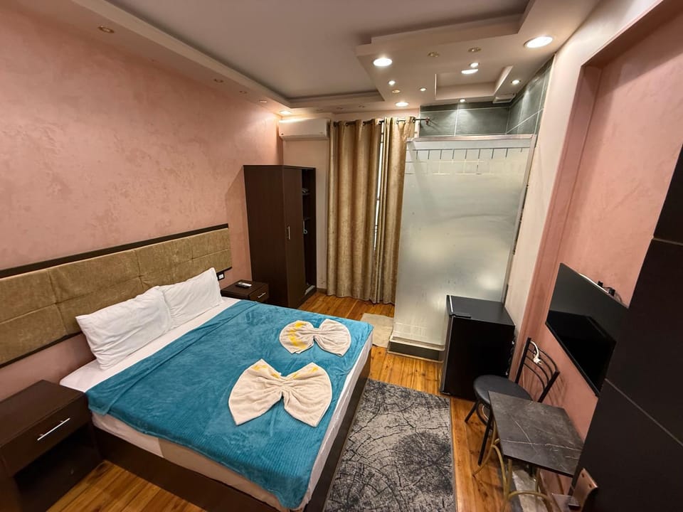 Bed, TV and multimedia, Photo of the whole room, Bedroom, towels, wardrobe
