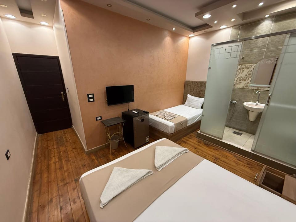 Shower, Bed, Bathroom, TV and multimedia, Photo of the whole room, Bedroom, Bath, towels