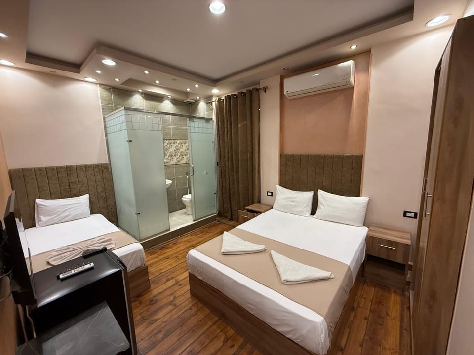 Bed, Bathroom, TV and multimedia, Photo of the whole room, Bedroom, towels, wardrobe