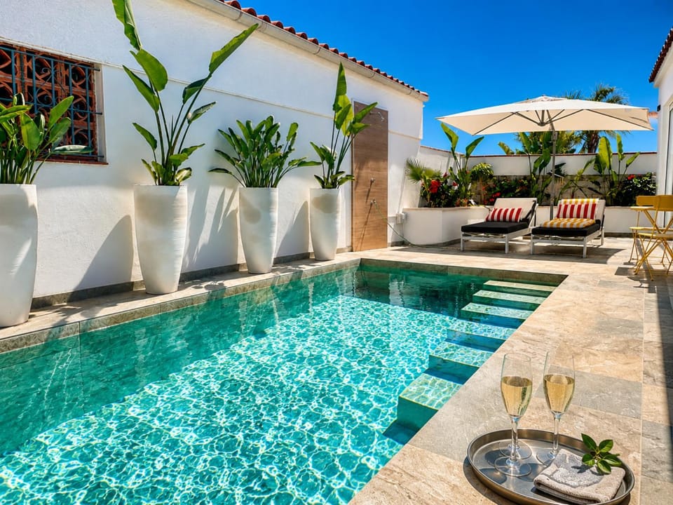 Balcony/Terrace, Swimming pool, sunbed