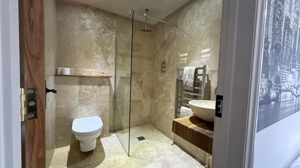 Shower, Toilet