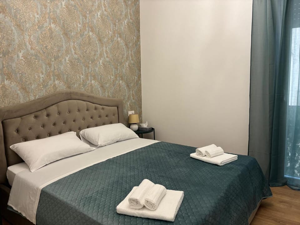 Bedroom, towels