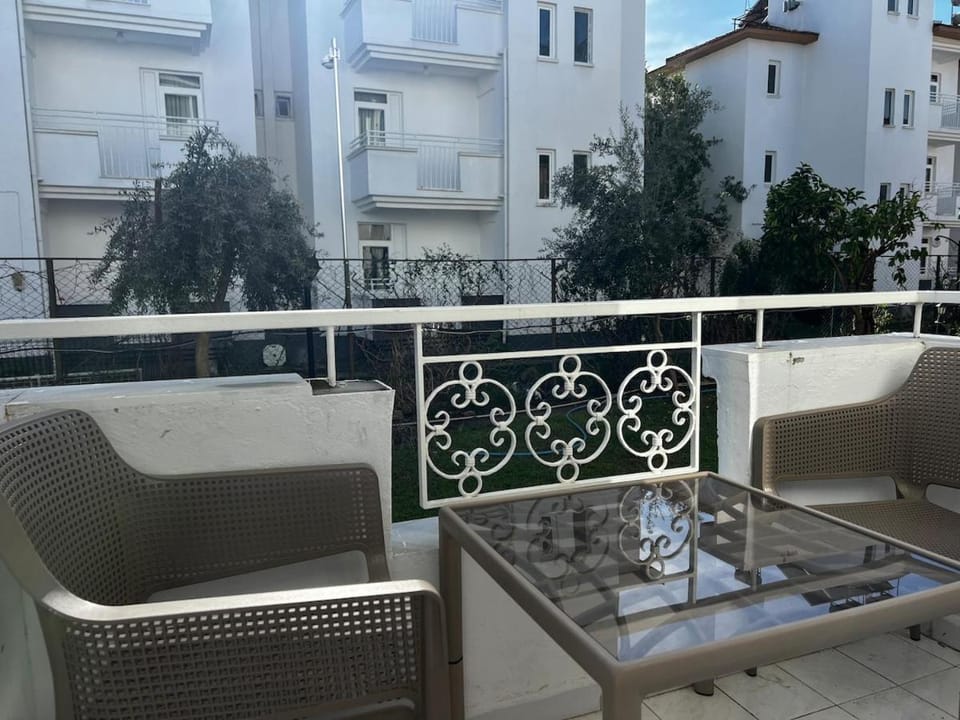 Ground Floor Apartment in the Garden with Excellent Location Apartment in Side