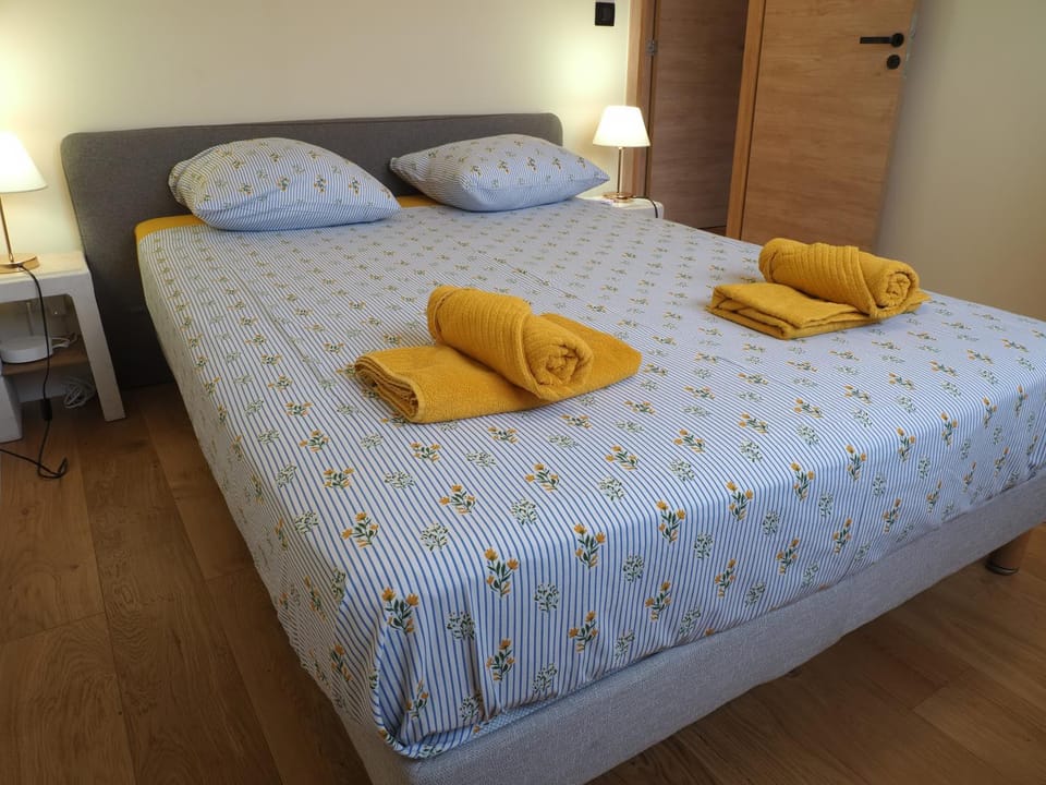 Bed, Photo of the whole room, Bedroom, towels