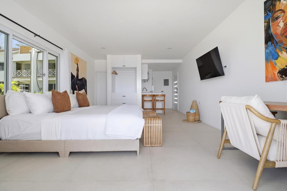 1BR Oceanfront King Suite w/ Kitchenette -The Syd Apartment in Negril