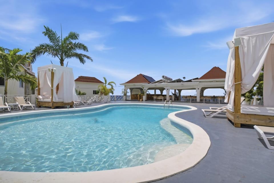 1BR Oceanfront Double Suite w/ Kitchenette-Dorey Apartment in Negril
