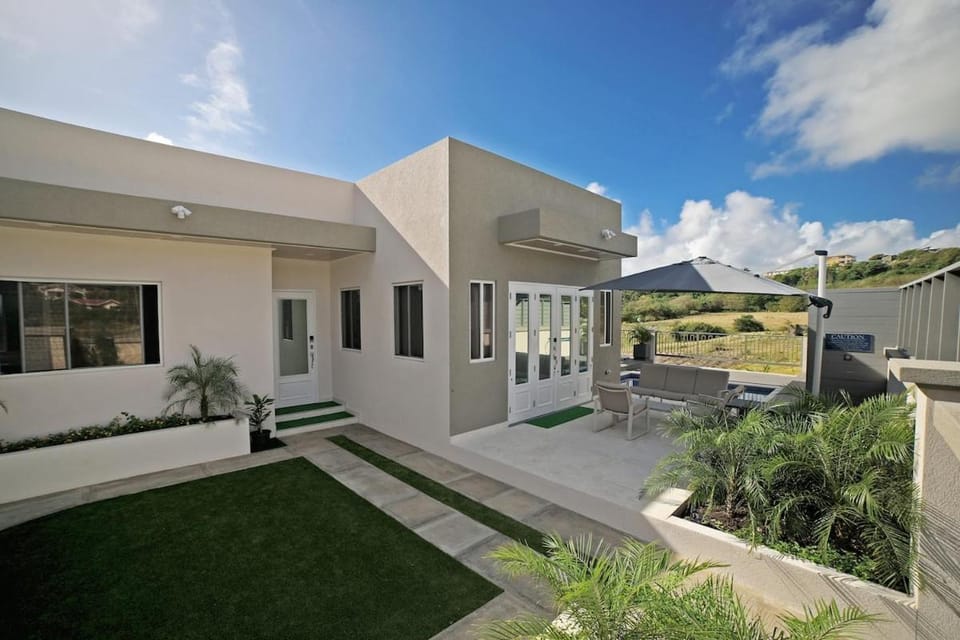 3BR Modern Villa w/ Private Pool & Fire Pit Bed and Breakfast in Barbados