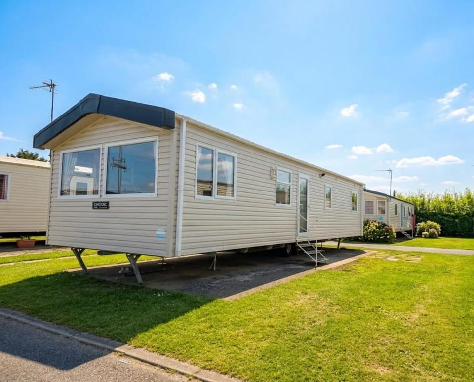 Property building, Day, Garden, Garden view