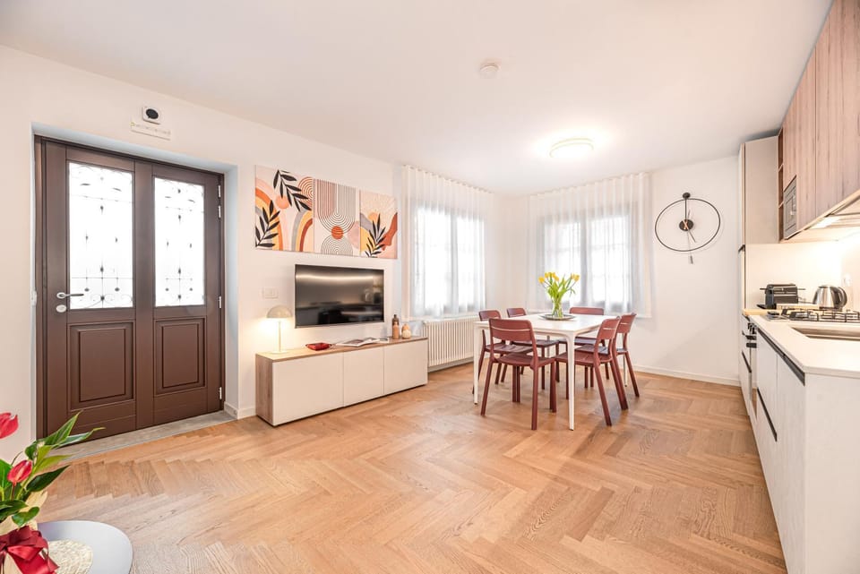 TV and multimedia, Living room, Seating area, Dining area