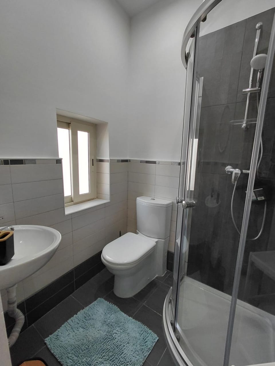 Shower, Toilet, Bathroom, towels