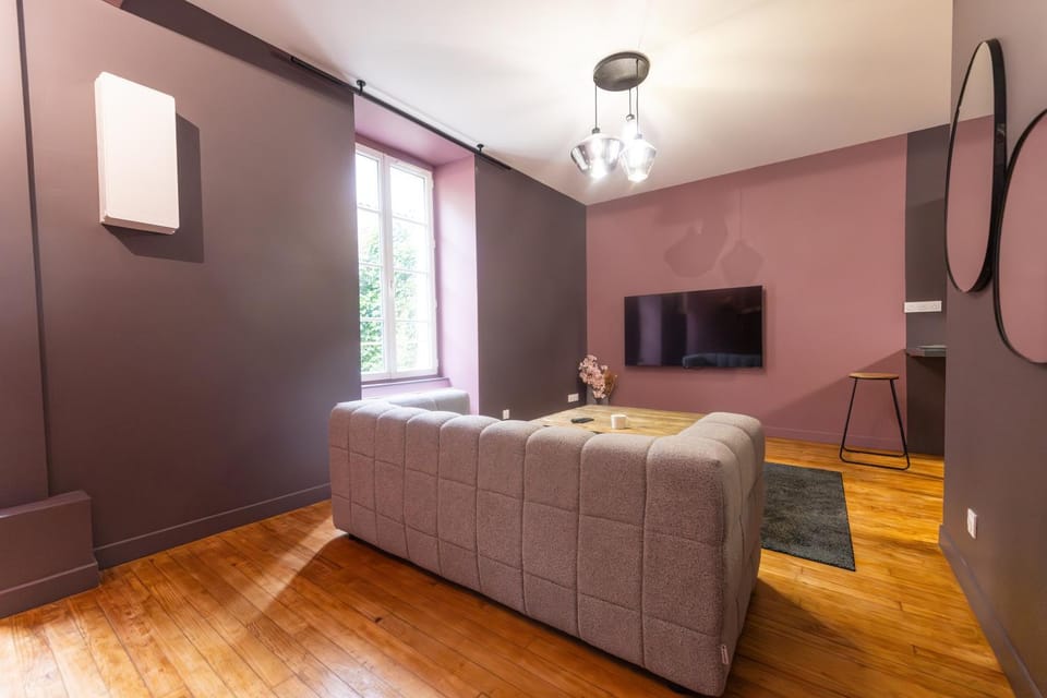 LouerAngoueme - L'Ecrin Pourpre - Cinéma Privé - Hyper Centre - Wifi - Proche Gare - Idéal perso & professionnels - Cuisine Équipée - LouerAngouleme Apartment in Angoulême