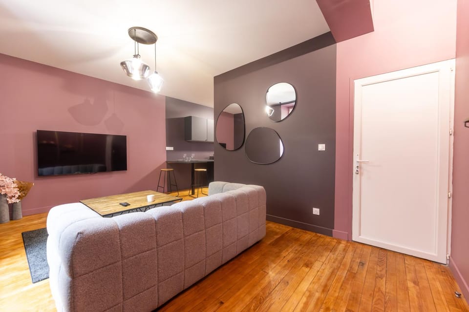 LouerAngoueme - L'Ecrin Pourpre - Cinéma Privé - Hyper Centre - Wifi - Proche Gare - Idéal perso & professionnels - Cuisine Équipée - LouerAngouleme Apartment in Angoulême