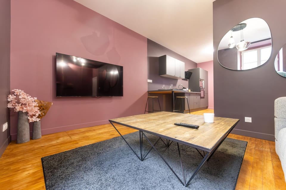 LouerAngoueme - L'Ecrin Pourpre - Cinéma Privé - Hyper Centre - Wifi - Proche Gare - Idéal perso & professionnels - Cuisine Équipée - LouerAngouleme Apartment in Angoulême